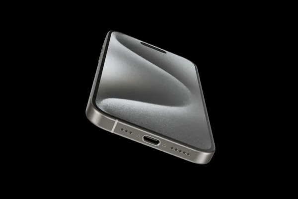 Cổng sạc USB-C trên iPhone 15 Pro có thiết kế vát và vẫn nằm ở vị trí cũ